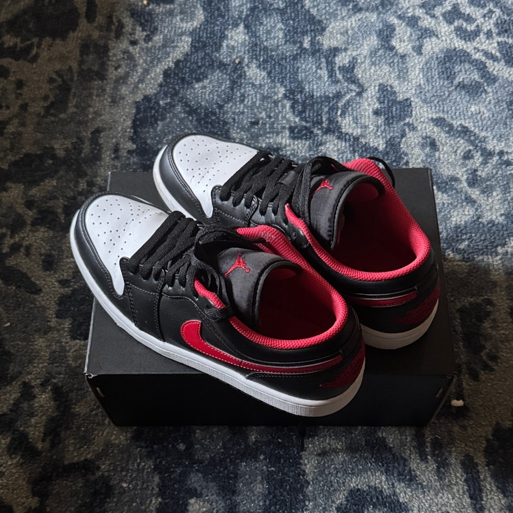 Air Jordan 1 Low in Black and Red M 8.5/W 10